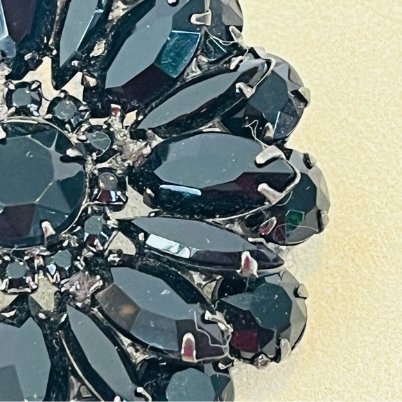 Black Stone Floral Pattern Vintage Brooch - Picture 6 of 9